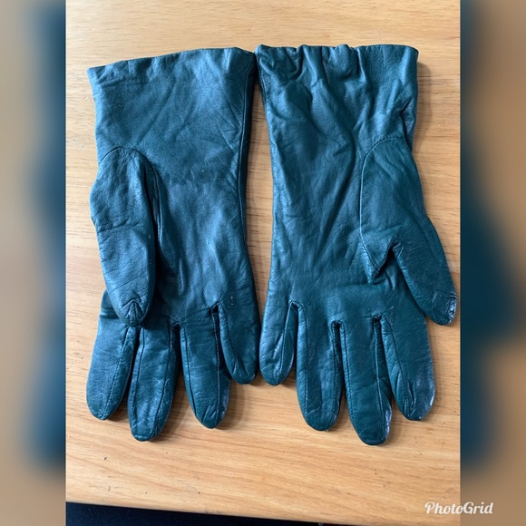 Hunter Green Women’s Soft Leather Gloves - Picture 2 of 4